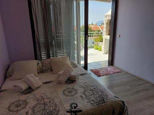 - une chambre avec un lit et une vue sur un balcon dans l'établissement Apartmani Zuzana,Baška Voda, à Baška Voda