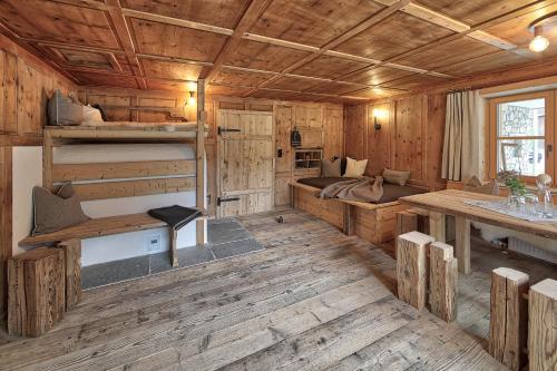 Habitación con 2 literas en una cabaña de madera en Lass Zeit am Lech, en Bach