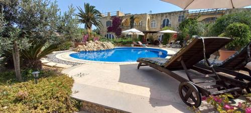 Dar Ta' Xmun - idyllic farmhouse with pool, garden, seaview & sunset