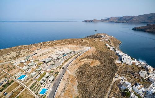 uma vista aérea de uma ilha na água em EmGard Suites Kythnos em Kythnos