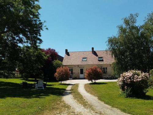 a country house with a gravel road in front of it at Les gites Haras Del Paradiso in Boitron