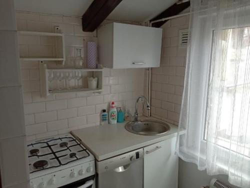 Il comprend une petite cuisine équipée d'un évier et d'une cuisinière. dans l'établissement APARTAMENT DLA TURYSTÓW SOPOT, à Sopot