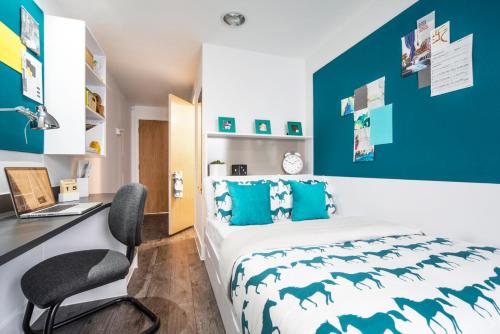 1 dormitorio con 1 cama y escritorio con ordenador en Yugo Explore - Canal Point, en Edimburgo