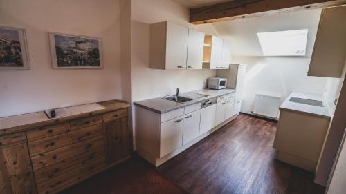 A kitchen or kitchenette at Appartementhaus Am Gschwandtkopf