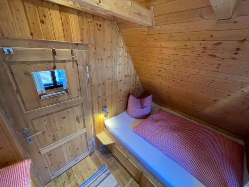 Un pat sau paturi într-o cameră la Berghütte Fichtelstreich