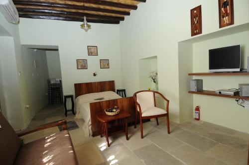 1 dormitorio con 1 cama, 1 mesa y 1 silla en Vasilion Agrotourism, en Polis Chrysochous