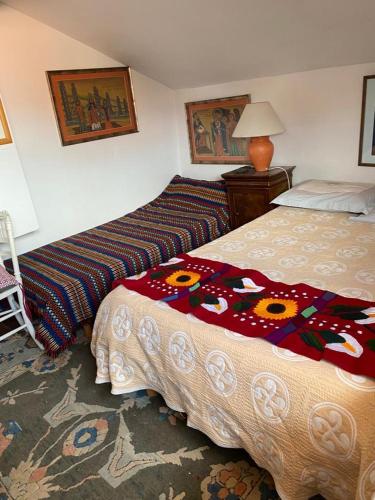 une chambre d'hôtel avec deux lits et une lampe dans l'établissement Appartement Cote des Basques, à Biarritz