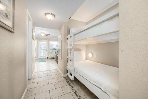 ガルベストンにあるSeascape 1321 Hotel Roomのベッドルーム1室(二段ベッド2組付)、廊下が備わります。