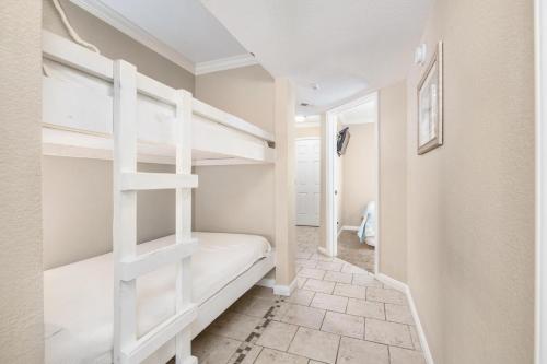 ガルベストンにあるSeascape 1321 Hotel Roomのベッドルーム1室(白い二段ベッド付)