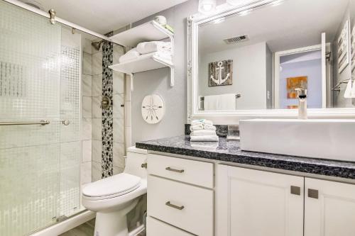 ein Bad mit einem Waschbecken, einem WC und einer Dusche in der Unterkunft Seascape 2317 Condo in Galveston