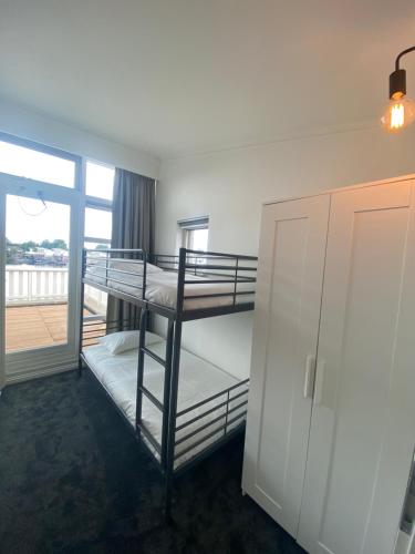 a room with two bunk beds and a window at Water Villa Minaro Vinkeveen in Vinkeveen