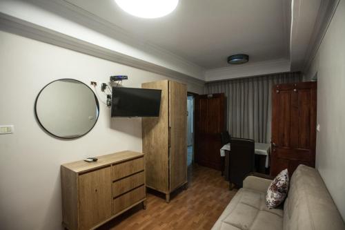 Televízia a/alebo spoločenská miestnosť v ubytovaní מלון אחוזת האושר