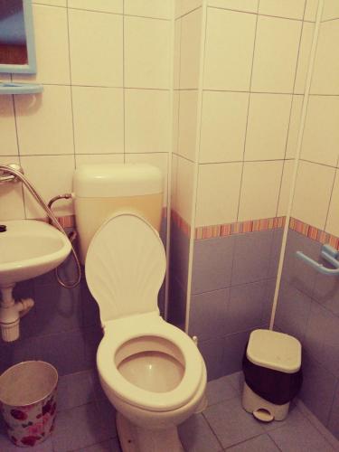 a bathroom with a toilet and a sink at Къща за гости Синьо Лято in Pomorie