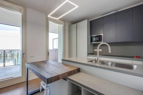 Dapur atau dapur kecil di Easylife - Modern and Spacious apt in Fiera City Life