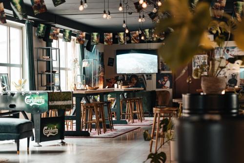 Cette chambre comprend un bar avec des chaises et une table. dans l'établissement Botanika Uppsala, à Uppsala