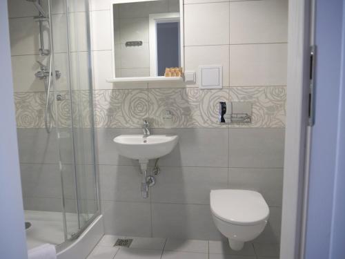 a bathroom with a toilet and a sink and a shower at CKS Kraków (Centrum Konferencyjno-Szkoleniowe CS Natura Tour) in Kraków