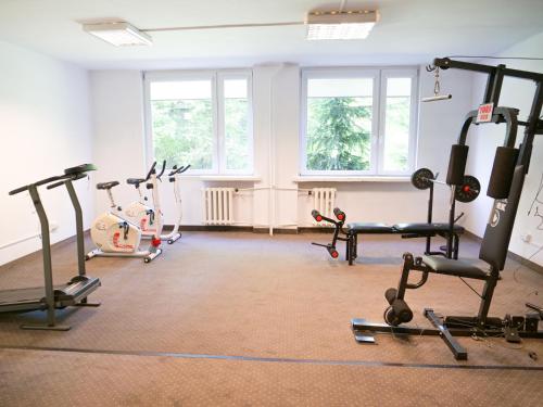 Posilňovňa alebo fitness centrum v ubytovaní CKS Kraków (Centrum Konferencyjno-Szkoleniowe CS Natura Tour)