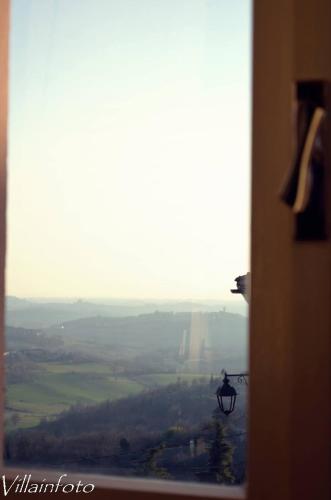 an open window with a view of a field at B&B Monferrato La Casa Sui Tetti in Murisengo