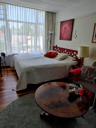 a bedroom with a bed and a coffee table at Cosy appartement Wassenaar in Wassenaar