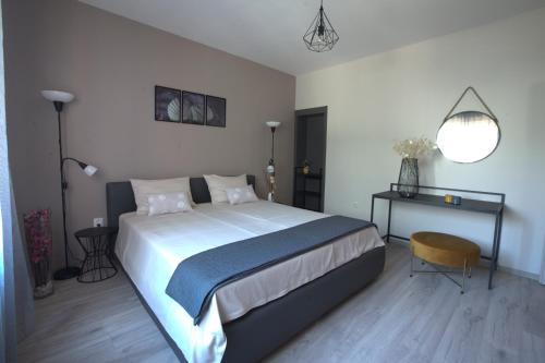 Un pat sau paturi într-o cameră la Guest House Ljubica