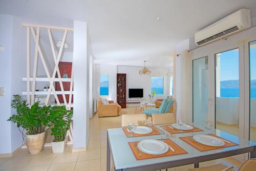 una sala de estar con una mesa con platos. en Marina House, en Agios Nikolaos