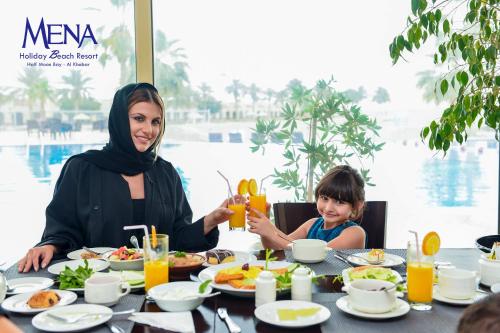 Gæster der bor på Mena Holiday Beach Resort Half Moon