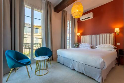 Ένα ή περισσότερα κρεβάτια σε δωμάτιο στο Hôtel Le Relais de Poste Arles Centre Historique