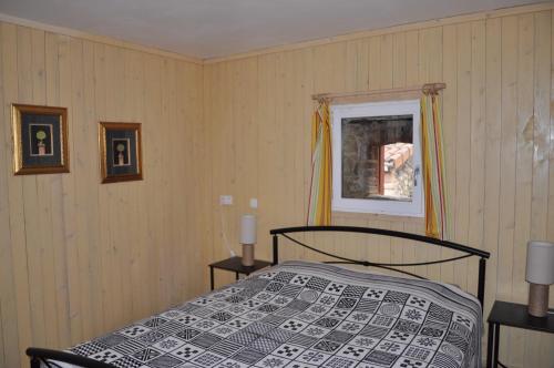 エグリーズヌーヴ・デ・リアールにあるAuberge Les Liardsのベッドルーム(ベッド1台、窓付)