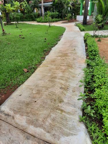 Um jardim no exterior de Tobias Villas