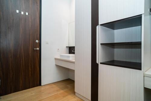 Three J Residence في تانغيرانغ: مطبخ صغير مع مغسلة وثلاجة