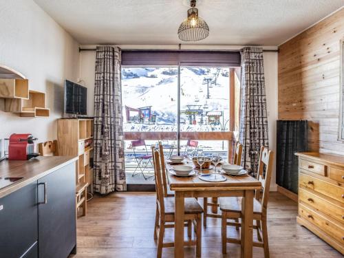 une cuisine et une salle à manger avec une table et des chaises dans l'établissement Apartment Apollo-2 by Interhome, au Corbier