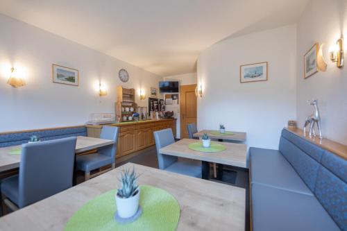 um restaurante com mesas e cadeiras e uma cozinha em Haus Markus Strolz em Sankt Anton am Arlberg