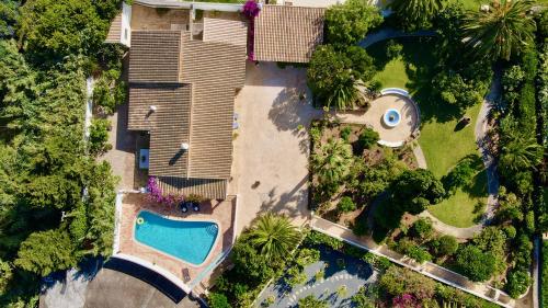 Bazén v ubytování Charming Villa with Heated Pool near Sandy Beach, Hiking, Golf and Wineries nebo v jeho okolí