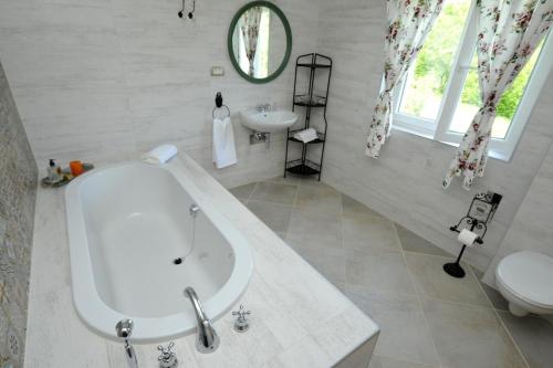 Kúpeľňa v ubytovaní Villa Parta near Trilj, private pool