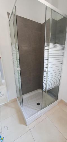 prysznic ze szklanymi drzwiami w łazience w obiekcie Mojacar Playa para Familias w mieście Mojácar
