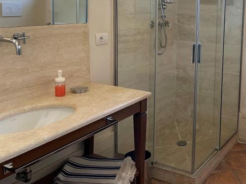 Altesino Suites tesisinde bir banyo