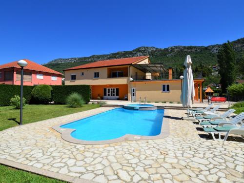 Piscina de la sau aproape de Holiday Home Villa Kikiza by Interhome