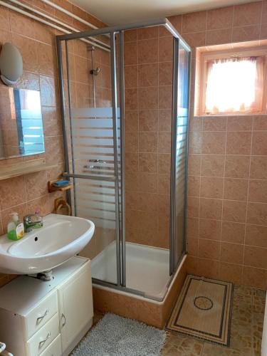 a bathroom with a shower and a sink at Tóparti Vendégház - Lipót, Magyarország in Lipót