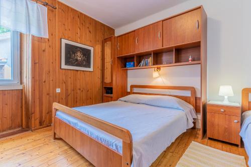 Schlafzimmer mit einem Bett und Holzwänden in der Unterkunft Soba Cres in Cres