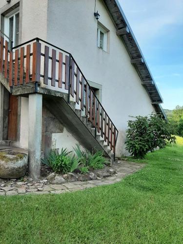 un escalier sur le côté d'une maison dans l'établissement GITE LE PETIT SAUCELEY, à Faymont