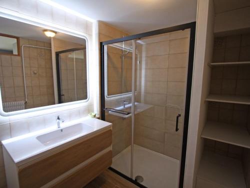 une salle de bain avec un lavabo et une douche en verre dans l'établissement GITE LE PETIT SAUCELEY, à Faymont