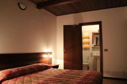 Una cama o camas en una habitación de Guerrin Meschino