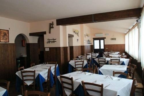 Un restaurante u otro lugar para comer en Guerrin Meschino