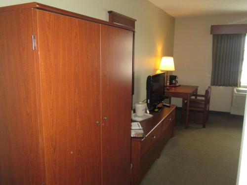 AmericInn by Wyndham Charlevoixにあるテレビまたはエンターテインメントセンター