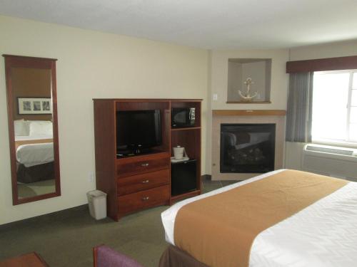 AmericInn by Wyndham Charlevoixにあるテレビまたはエンターテインメントセンター