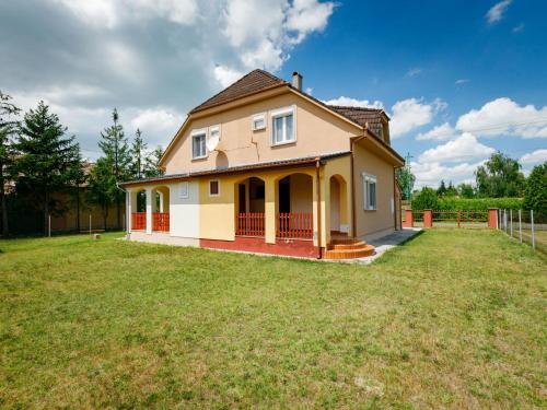 ein Haus mit einem großen Garten davor in der Unterkunft Holiday Home Daisy 1 by Interhome in Balatonmáriafürdő