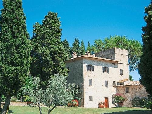 een groot stenen gebouw met bomen ervoor bij Apartment La Torre by Interhome in Podere Caminino