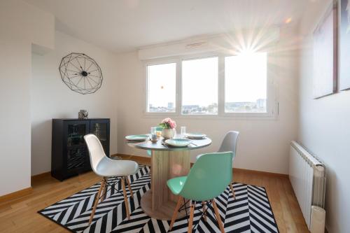 une petite salle à manger avec une table et des chaises dans l'établissement Immotovo - Suite moderne - Paris 8 min - Parking - NETFLIX, à Villejuif