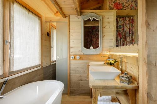 a bathroom with a tub and a sink and a tub at Hotel Viñas de Lárrede in Lárrede