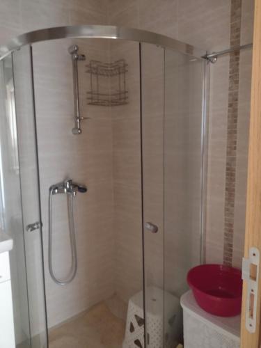 una ducha con puerta de cristal en un baño en Messembria Resort, en Sunny Beach